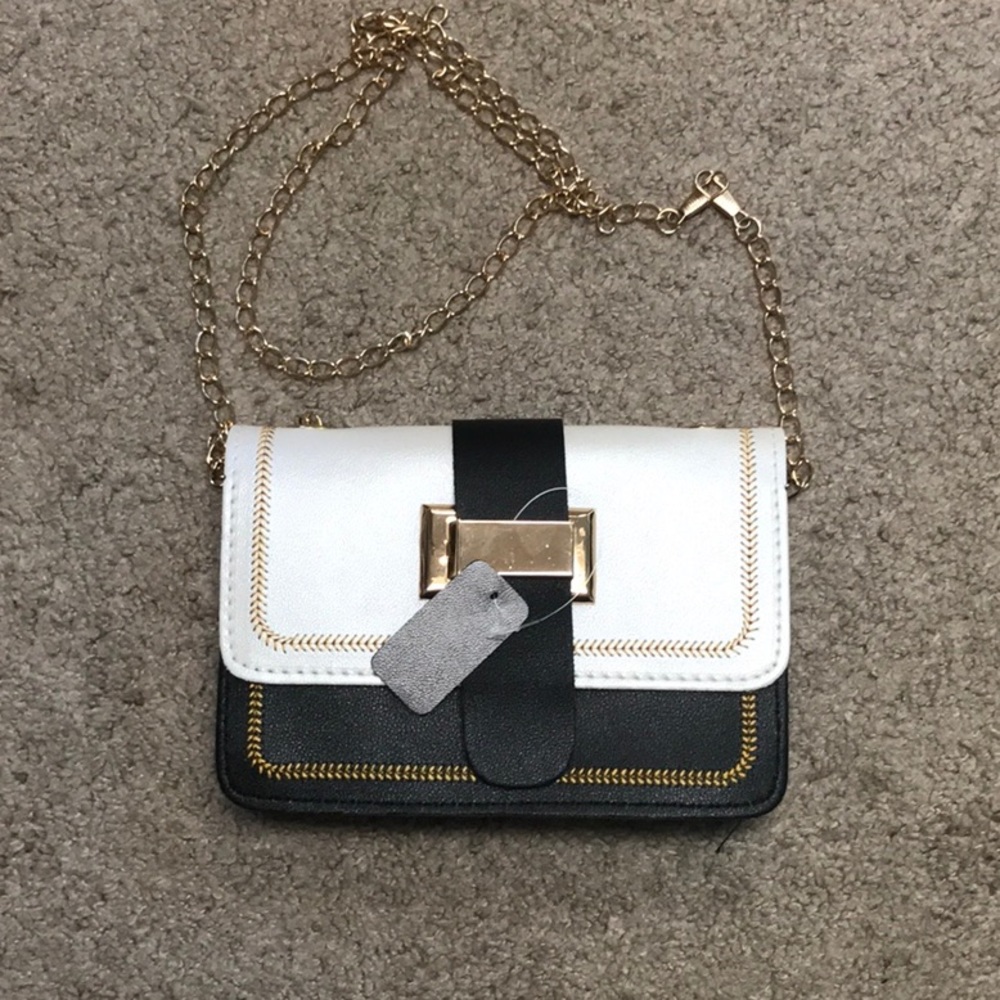 ✨SOLD🎉Black & White Embroidered Detail Chain Bag - Picture 2 of 4